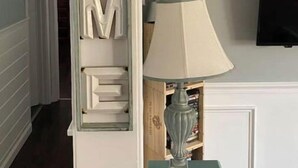 Een hal met een decoratief bord waarop 