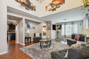 Smart TV, DVD player, books - Spacious Glendale Home! Pool/Hottub/Waterfall/Firepit/PutPut/BBQ/Huge Yard/Games (Glendale)