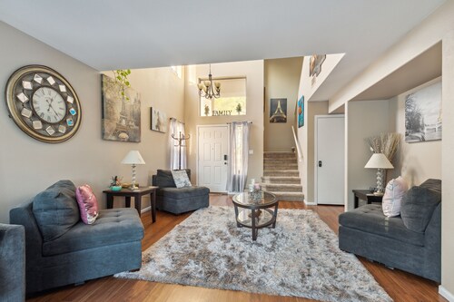 Spacious Glendale Home! Pool/Hottub/Waterfall/Firepit/PutPut/BBQ/Huge Yard/Games