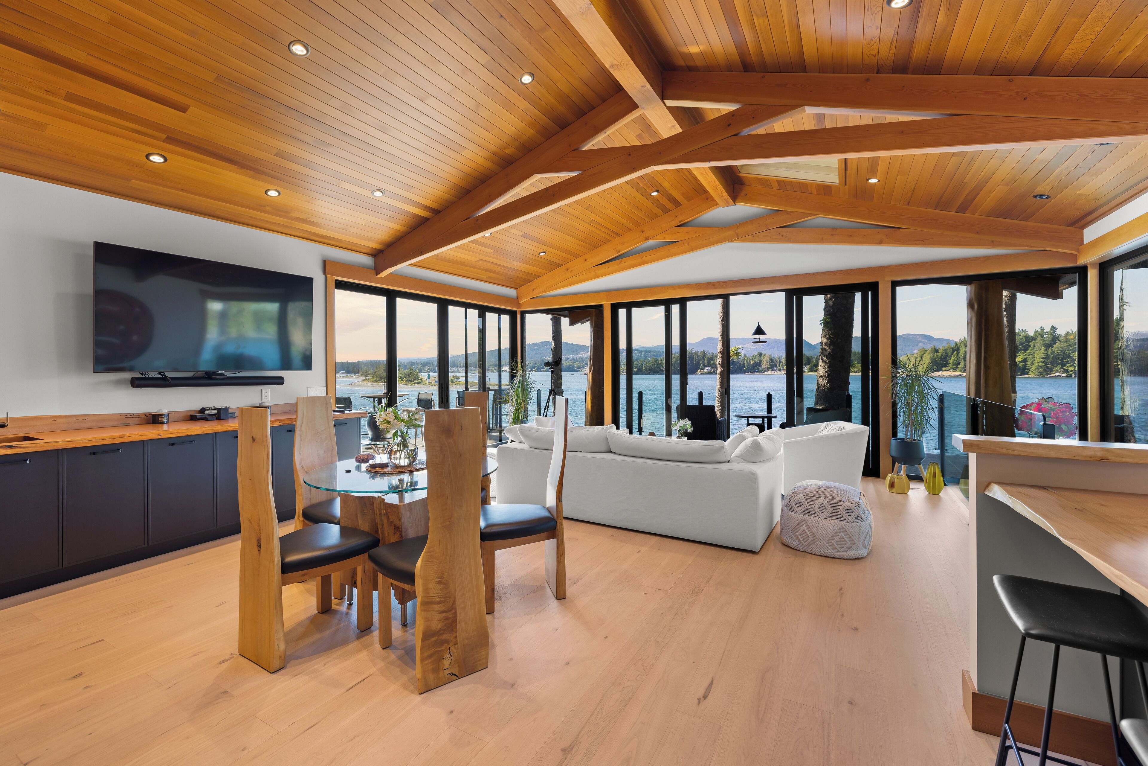 Kingfisher Manor - Sooke