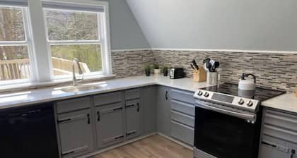 2 Person Rain Shower-Cozy Cottage+King Bed+15 Min ⛷️Kayaks+Wine Barrel Table