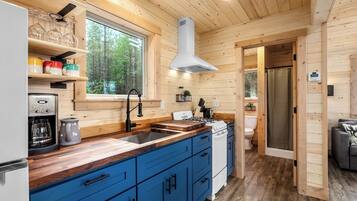 Fridge, oven, stovetop, coffee/tea maker