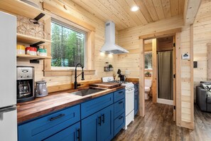 Fridge, oven, stovetop, coffee/tea maker - One of a kind views of Glacier National Park! Summit Cabin at Thunderbird Ridge. (Polebridge)