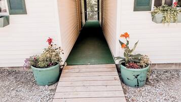 Townhouse, 6 kamar tidur, Bebas Asap Rokok, pemandangan sungai | Teras/patio