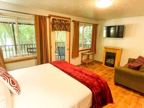 Studio Premium, 1 Tempat Tidur Queen, Bebas Asap Rokok, pemandangan sungai | Setrika/meja setrika, Wi-Fi gratis, dan seprai linen