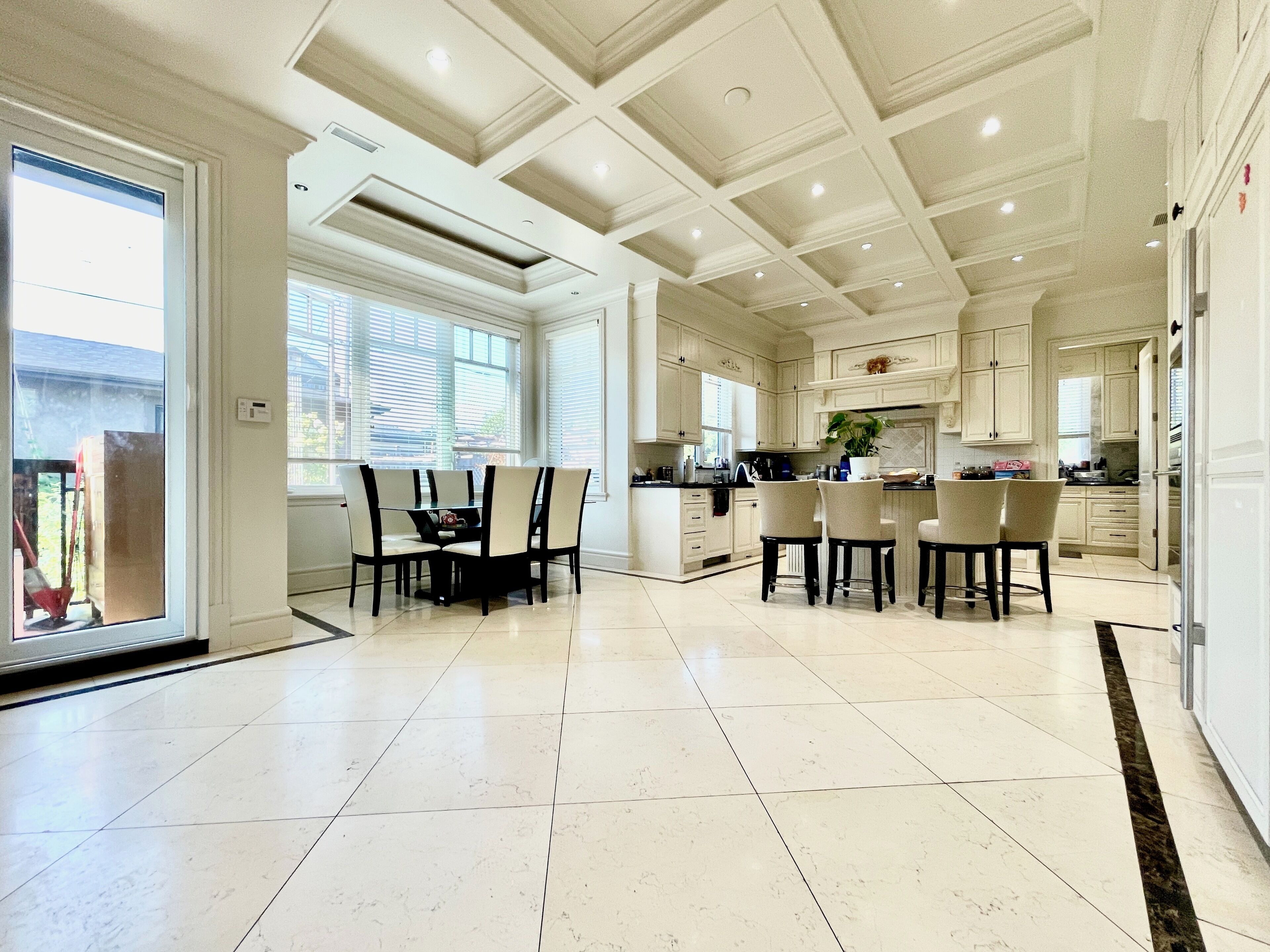 Smart TV 32-inch có truyền hình cáp, sàn nhà có sưởi 