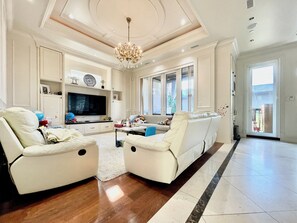 32-inch Smart TV with cable channels, heated floors