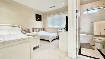 Deluxe Double Room, 2 Queen Beds | 1 bedroom, free WiFi, bed sheets