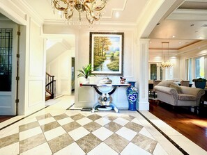 32-inch Smart TV with cable channels, heated floors - Vancouver Luxury Guest House (Vancouver)