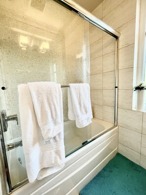 Luxury-Vierbettzimmer, 2 Queen-Betten | Badezimmer | Haartrockner, Handtücher, Seife, Shampoo