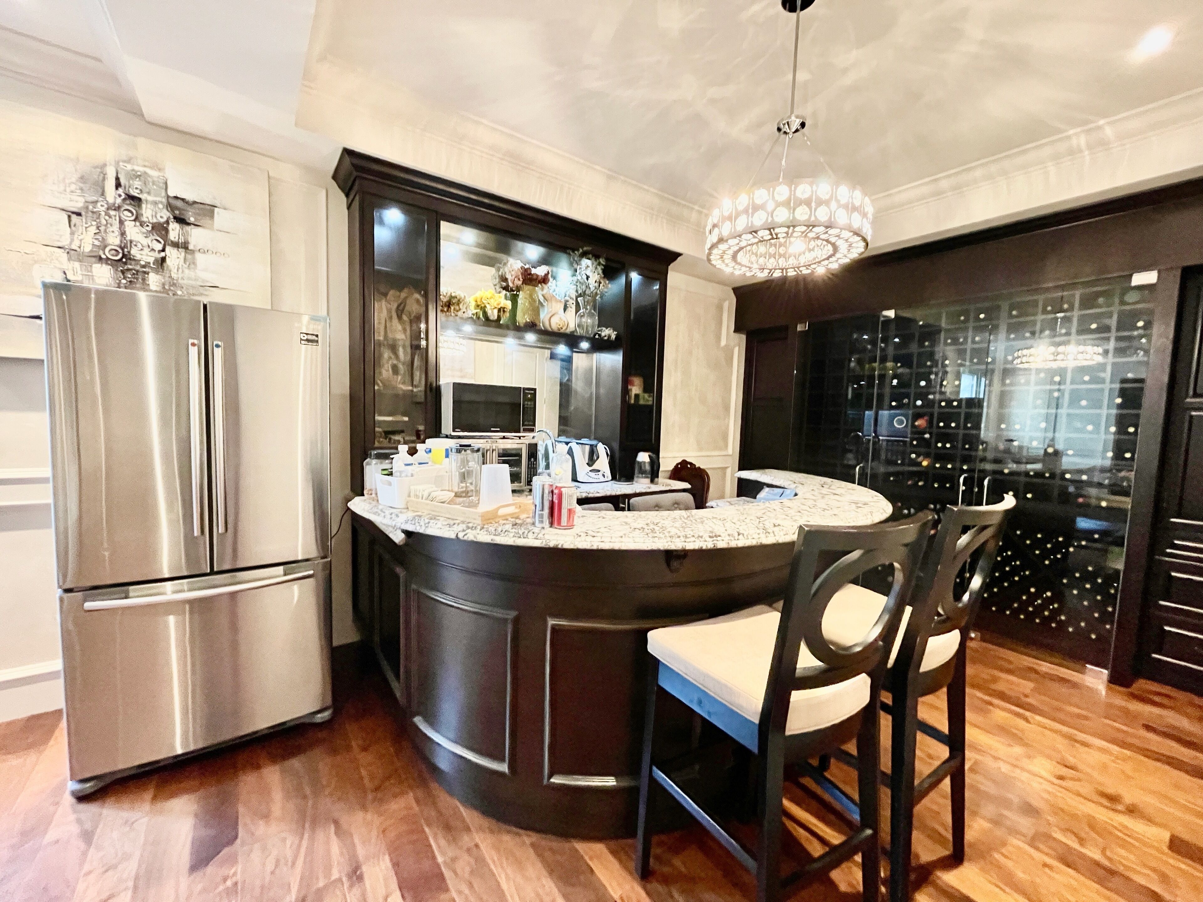 32-inch Smart TV with cable channels, heated floors