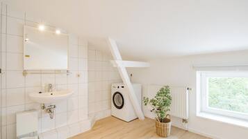 Dusche, Haartrockner, Handtücher, Toilettenpapier