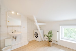 Dusche, Haartrockner, Handtücher, Toilettenpapier