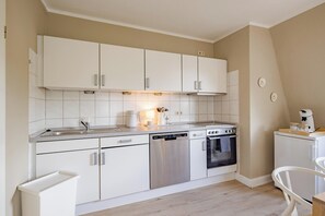 Fridge, oven, stovetop, dishwasher