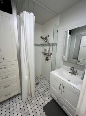 Shower, hair dryer, towels, soap - Greenstone Cottage (Oconomowoc)