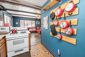 Electric kettle, toaster - Ponderosa Hill Cabin (Big Bear City)