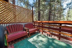 Terrace/patio - Ponderosa Hill Cabin (Big Bear City)