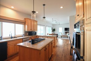 Microwave, dishwasher, coffee/tea maker, toaster