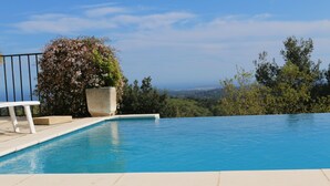 Ein Schwimmbecken mit Blick auf die Landschaft.