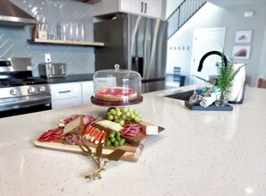 Kochgeschirr/Geschirr/Besteck, Küchenrolle, Esstisch