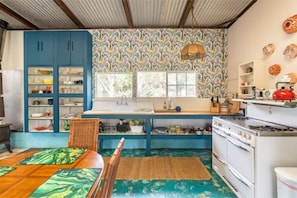 Kühlschrank, Ofen, Herdplatte, Wasserkocher mit Kaffee-/Teezubehör