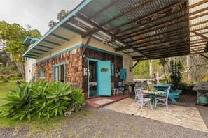 Outdoor dining - Ohana house Nature Retreat that is family and pet friendly. (Ocean View)