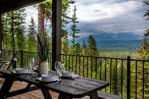 One of a kind views of Glacier National Park! Elkhorn Cabin at Thunderbird Ridge.