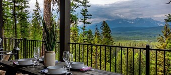 One of a kind views of Glacier National Park! Elkhorn Cabin at Thunderbird Ridge.