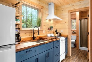 Fridge, oven, stovetop, coffee/tea maker - One of a kind views of Glacier National Park! Elkhorn Cabin at Thunderbird Ridge. (Polebridge)