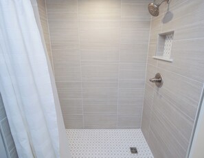 Douche, sèche-cheveux, serviettes fournies, papier toilette