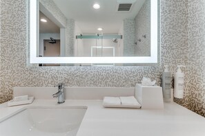 Bathroom - Home2 Suites By Hilton Dallas Medical District Lovefield (Dallas)