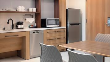 Phòng Suite, 1 phòng ngủ | Bếp nhỏ riêng | Dụng cụ pha cà phê/trà, bàn ăn