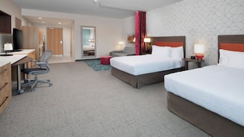 Pillowtop-bedden, een bureau, een laptopwerkplek