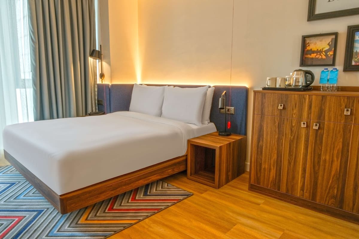 Premium bedding, in-room safe, blackout drapes, iron/ironing board