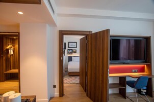 Ropa de cama de alta calidad y caja de seguridad en la habitación 