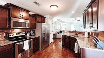 冰箱、微波炉、烤箱、炉灶