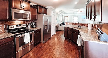 Great house in Clarksville! Located by Hospital