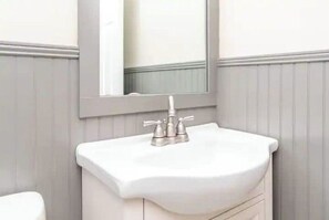 Haartrockner, Handtücher, Seife, Toilettenpapier