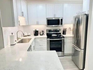 Refrigerador, microondas, horno y parrilla de estufa 