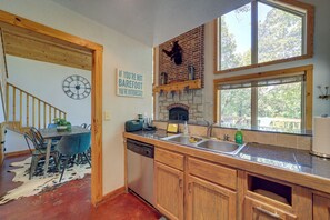 Réfrigérateur, micro-ondes, plaque de cuisson, lave-vaisselle