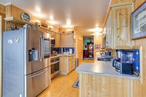 Fridge, microwave, stovetop, dishwasher - Tacoma Home on Steilacoom Lake w/ Dock! (Tacoma)