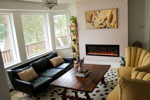 Smart TV, fireplace, books, stereo - The elevated amenities of a boutique hotel, with a unique waterfront experience! Come enjoy Prince Edward County with your friends or family! (Prince Edward)
