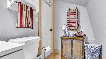 Toallas, jabón, shampoo, papel higiénico