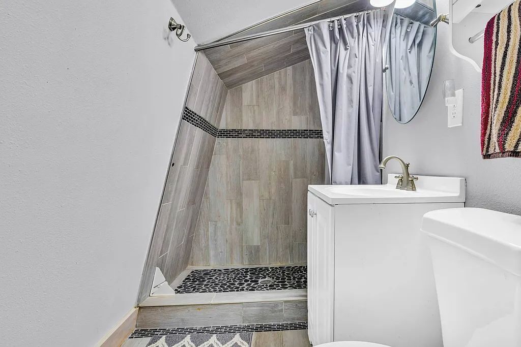 Toallas, jabón, shampoo, papel de baño 