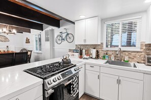 Basic Cabin | Private kitchen | Electric kettle - El Nido  (Big Bear City)