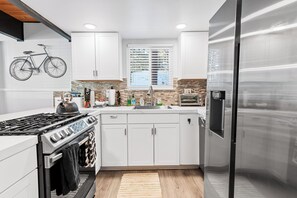 Private kitchen - El Nido  (Big Bear City)