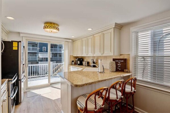 Réfrigérateur, four à micro-ondes, un four, surface de cuisson