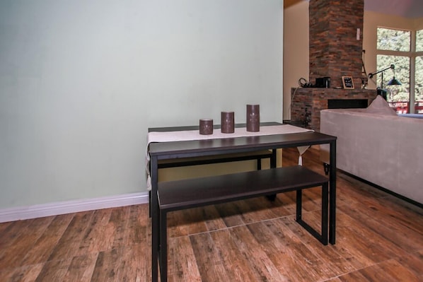 Basic Cabin | In-room dining