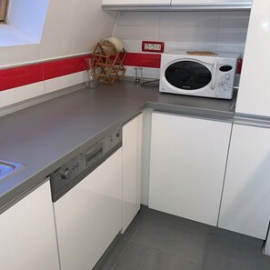 Kjøleskap, mikrobølgeovn, ovn og kokeplater