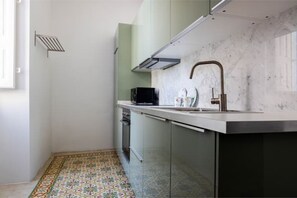 Fridge, microwave, oven, stovetop - Casa Nico Rental (St. Julian's)